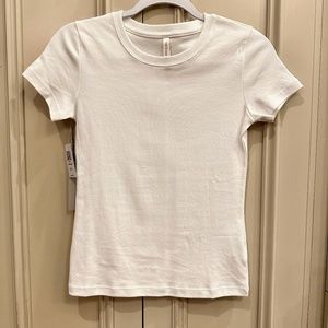 NWT Aritzia//The Group by Babaton NARROWS Tee (White, XXS)